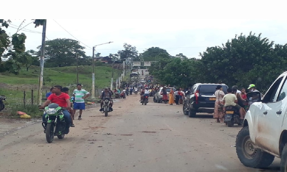 En Puerto Libertador, afectados por fuerte vendaval bloquean la entrada al municipio