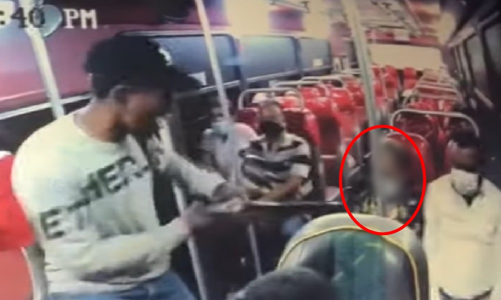 Video: en medio de un atraco ladrón mató a adulta mayor en un bus