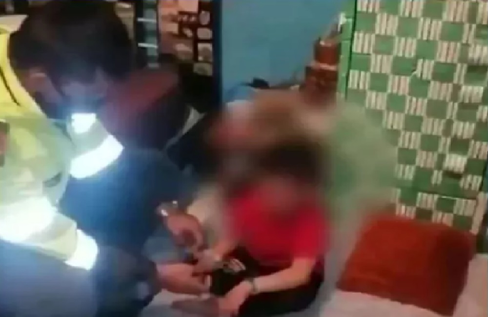 Rescatan a niño que era torturado por sus padres, lo amarraban todo el día mientras iban a trabajar