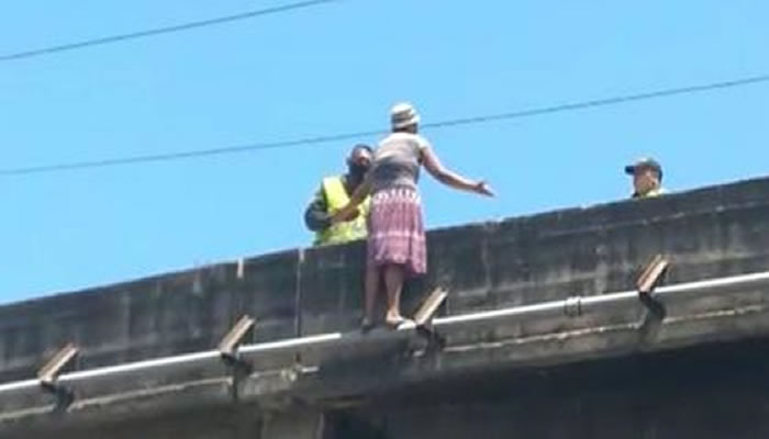 En video, mujer intentó lanzarse de un puente por no tener qué comer