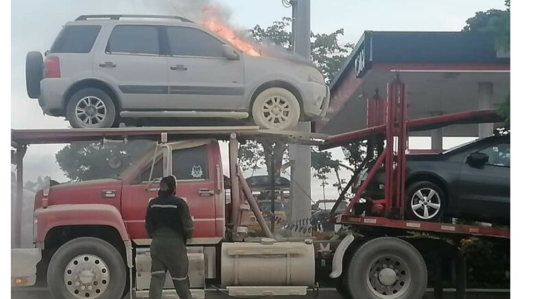 En video, carro que era transportado por una cama baja se incendió en Montería