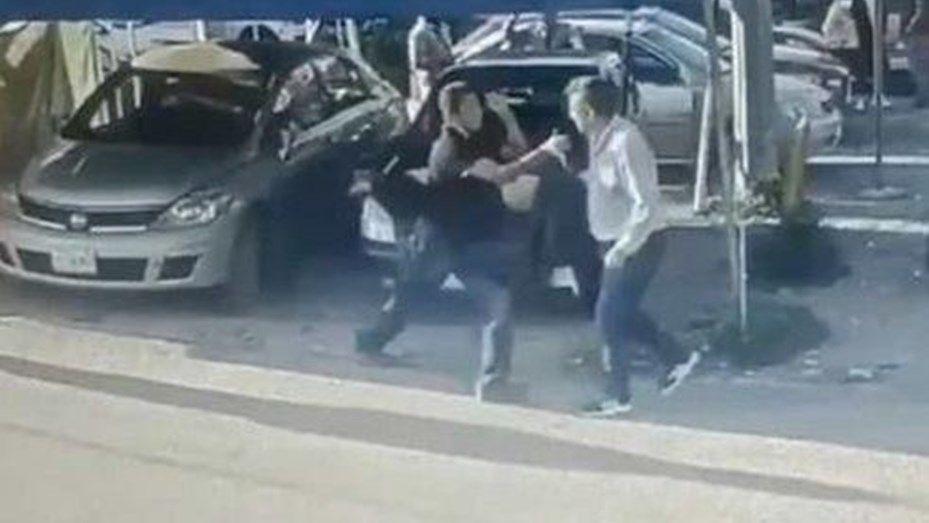 En video, hombre mató al presunto violador de su hija afuera de un juzgado