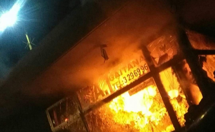 “Nos rociaron combustible”: policía que quedó encerrado en uno de los CAI destruidos en Bogotá