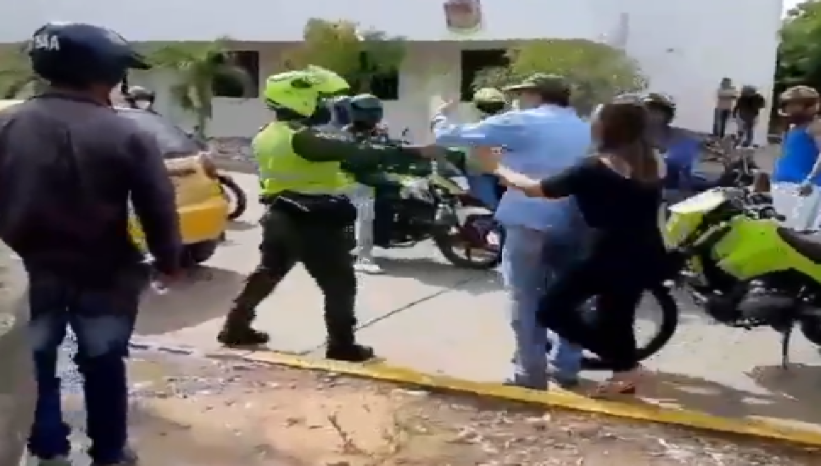 Tremendo puñetazo le dio policía a sujeto que lo agredió