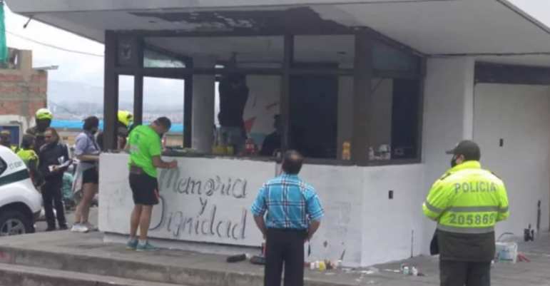Ciudadanos recolectaron dinero y con sus propias manos reconstruyeron CAI en Bogotá