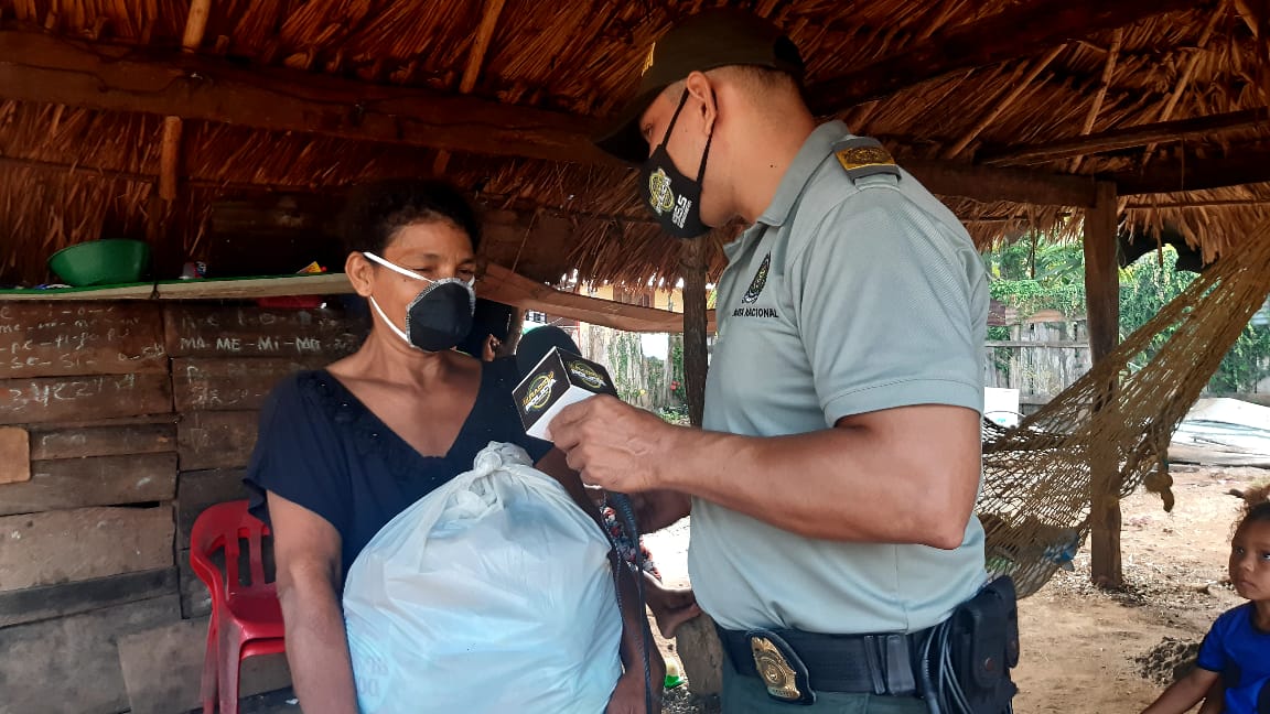 Radio Policía acompañó al grupo de prevención y educación ciudadana en la entrega de mercados