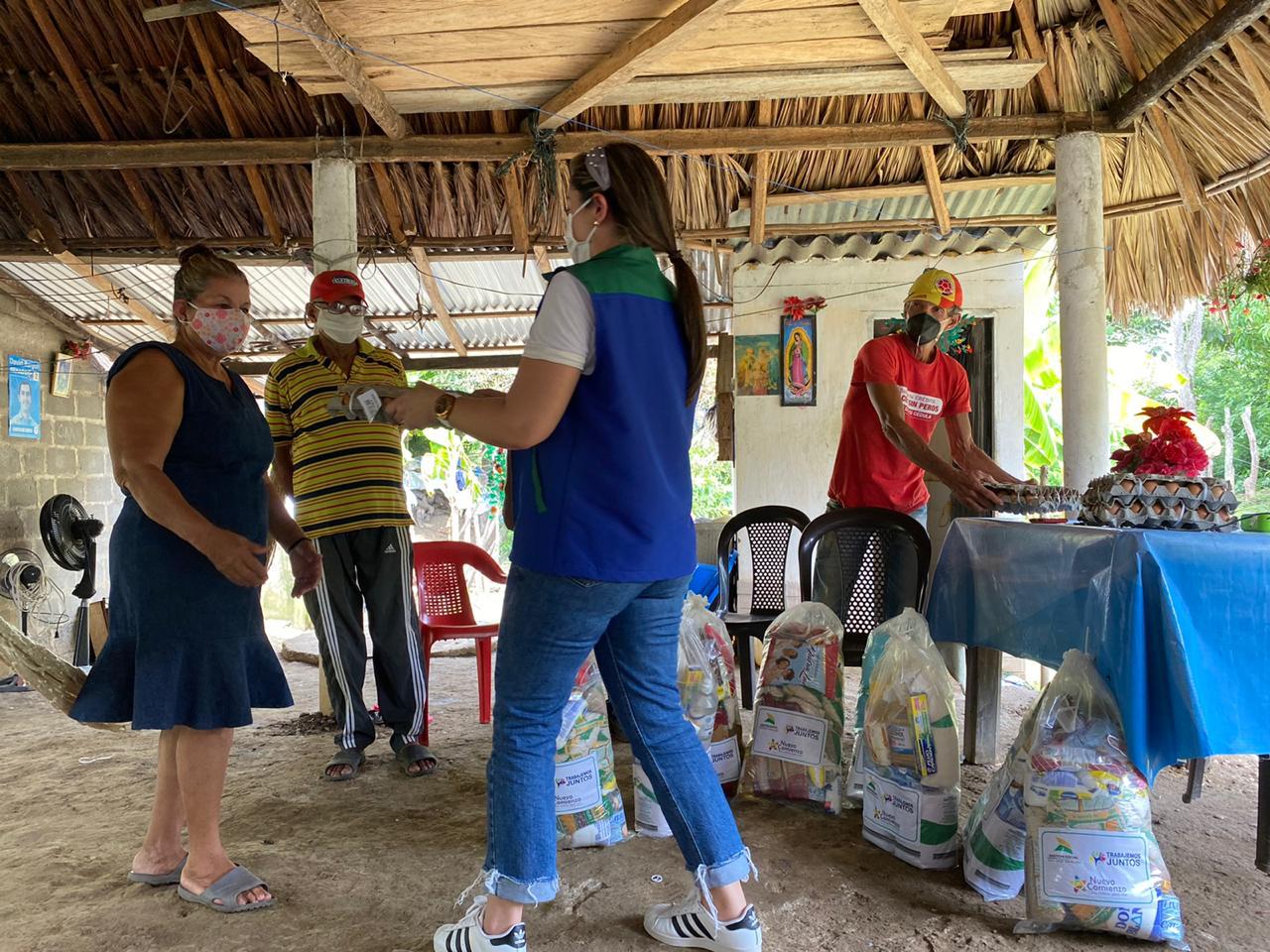 Adultos mayores recibieron kits y paquetes alimentarios por parte de la Alcaldía de San Pelayo