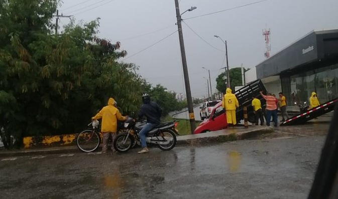 Camioneta de estacas se salió de la vía en la Circunvalar de Montería