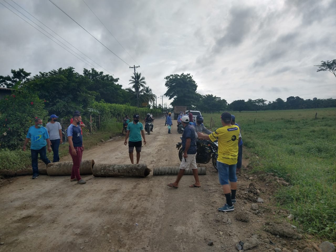 Inconformes con obras de placa huella, habitantes bloquean vía a El Sabanal