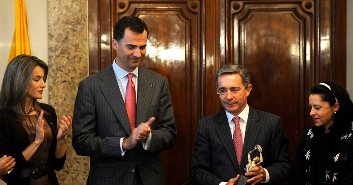 Cádiz le retiró “de forma simbólica” el premio Cortes de las Libertades a Uribe