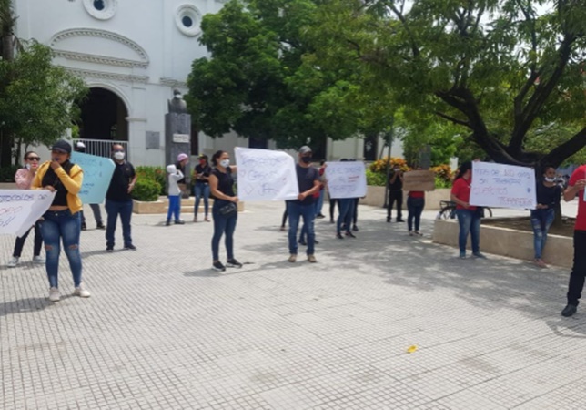 Con plantón pacífico, trabajadores de casinos en Montería solicitan reapertura de sus negocios