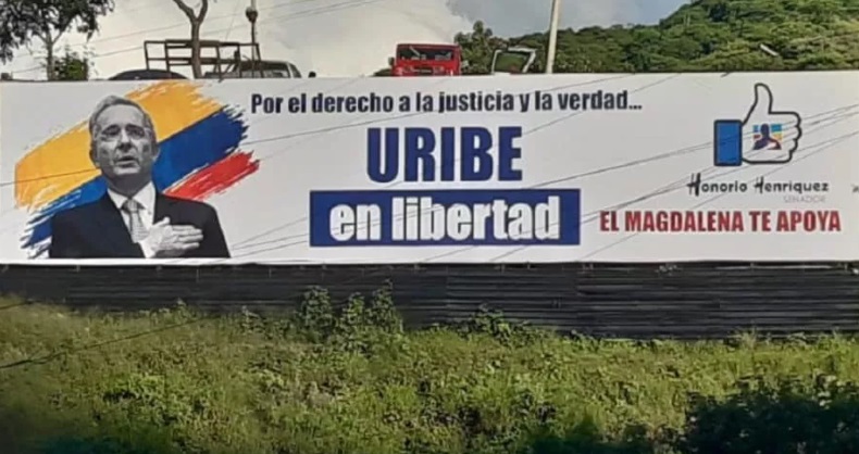 Denuncian amenazas de muerte para desmontar valla de apoyo al expresidente Uribe