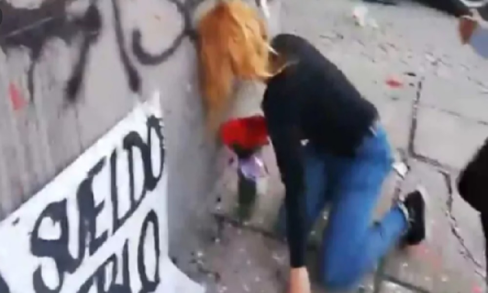 Esposa de Javier Ordóñez llevó flores al CAI donde lo habrían golpeado y rompió en llanto