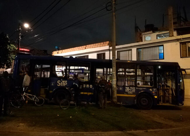 Vándalos atropellaron y mataron a una mujer en Bogotá tras robar un bus del SITP