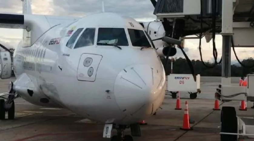 Avión que acababa de aterrizar chocó contra túnel de abordaje