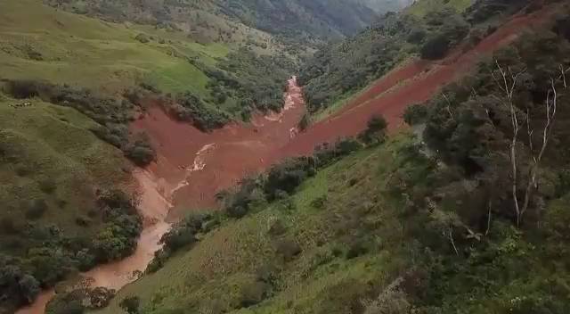 En video, derrumbe en zona rural de Yarumal taponó un río y dejó una persona desaparecida