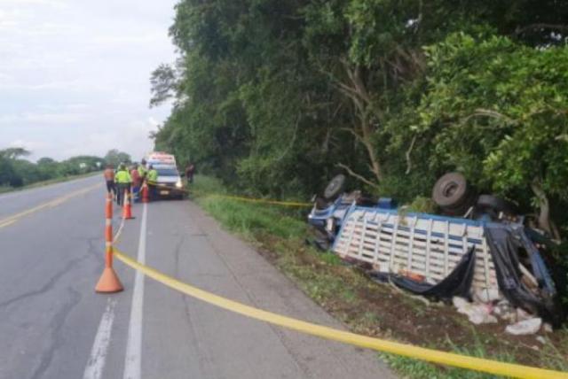 Volcamiento de un camión dejó cuatro venezolanos muertos en la Troncal del Caribe