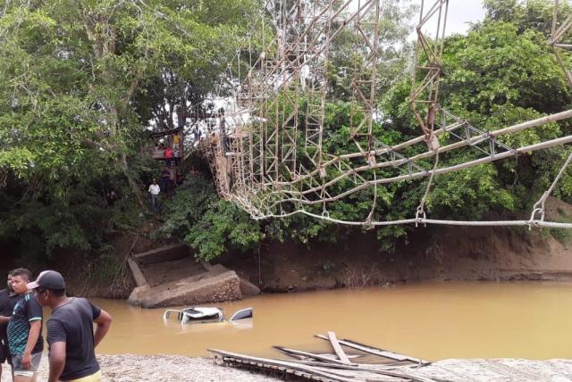 Investigan causas del colapso de un puente en Necoclí que dejó cinco personas muertas