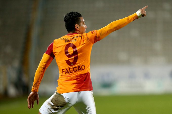 Falcao, golazo y expulsión en el triunfo del Galatasaray