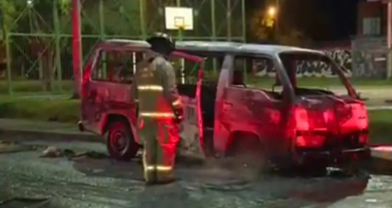 En plena calle, desconocidos le prendieron fuego a una miniván de transporte informal