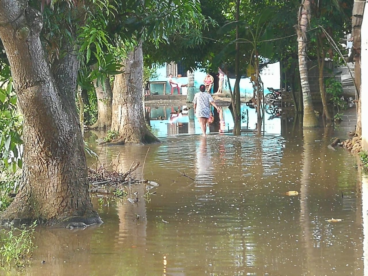 Exigen solución por inundaciones, habitantes de vereda Rusia bloquearon la vía Cereté-Lorica