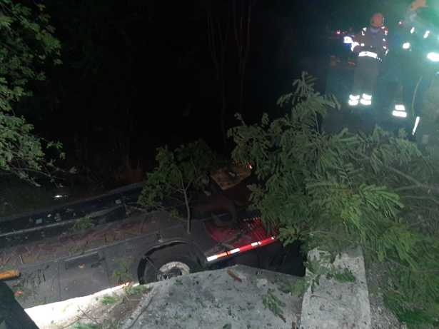 Dos muertos y 16 heridos dejó volcamiento de un bus