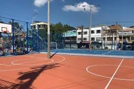 Qué colombianada, entregan canchas de baloncesto y microfútbol con postes de luz en la mitad