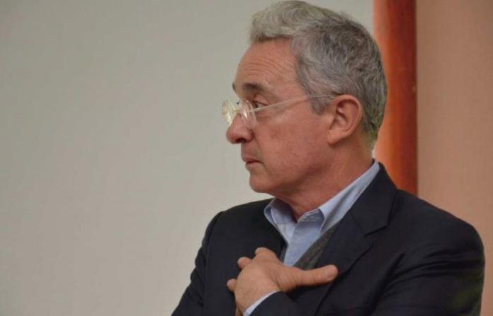 Críticas contra profesor de Chinú que tildó a Uribe de genocida y delincuente en plena clase