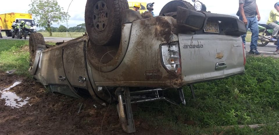 Camioneta se volcó en la vía Canalete – Montería, dos personas resultaron heridas