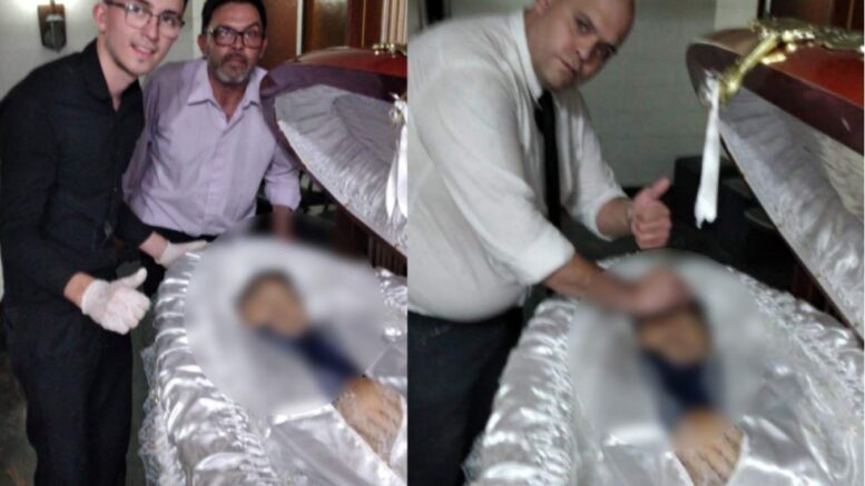 Indignante, trabajadores de funeraria se tomaron fotos con el cadáver de Maradona
