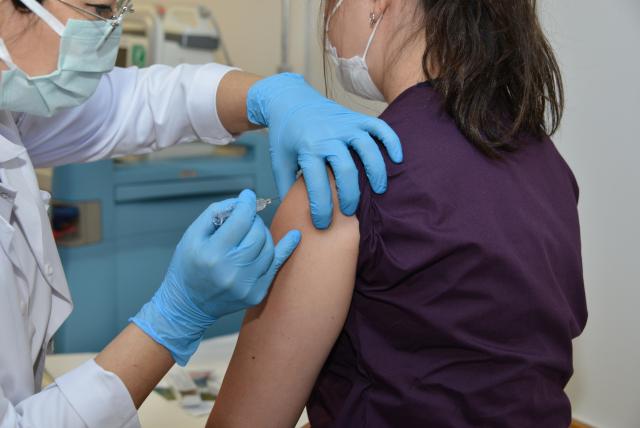MinSalud dice que tienen asegurada vacunación para 10 millones de colombianos