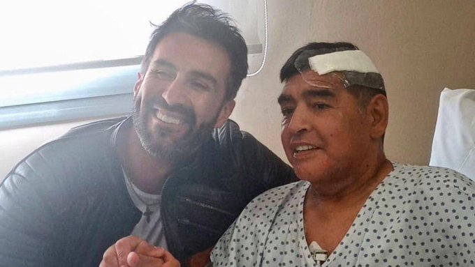 Maradona salió del hospital, pero seguirá bajo supervisión médica en casa