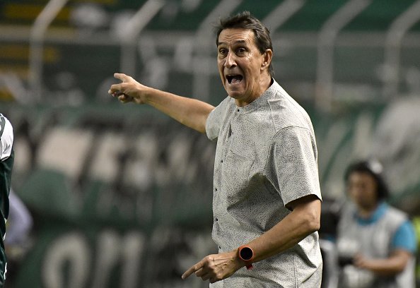 De escarlata a verdolaga, Alexandre Guimaraes es nuevo técnico de Nacional