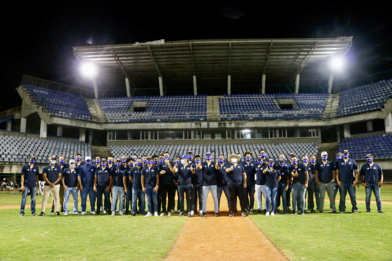 Por el bicampeonato, gobernador de Córdoba entregó indumentaria nueva a Vaqueros en el lanzamiento de su roster