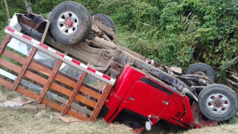 Camión se volcó en una vía del municipio de Valencia