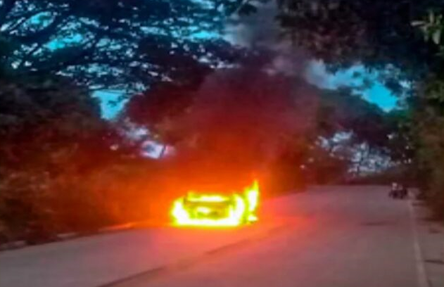 Una minivan se incendió en las vías de Córdoba