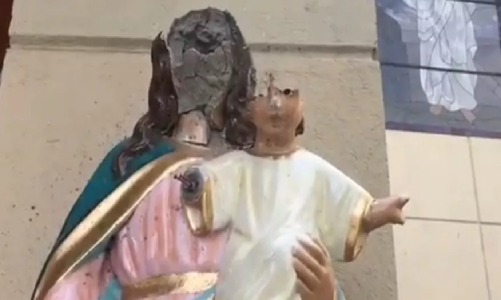 En video, a pedradas un hombre destrozó la estatua de la virgen