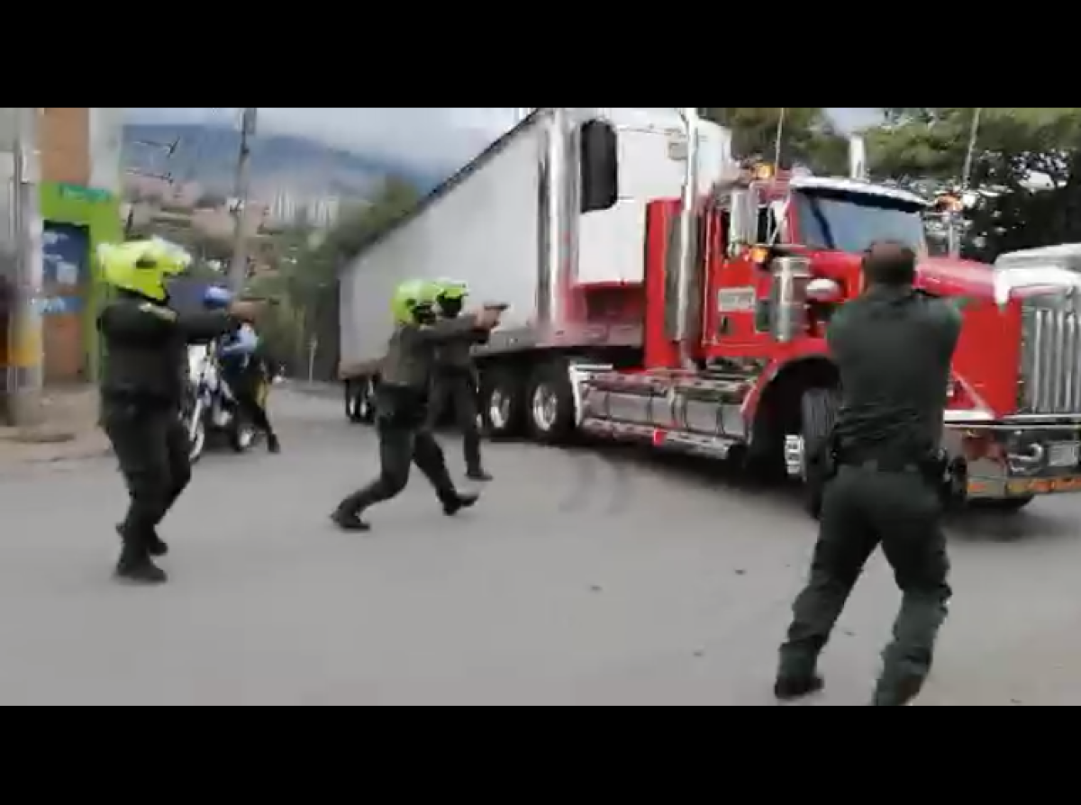 En video, de película fue la persecución a un hombre que se robó una tractomula cargada de licor