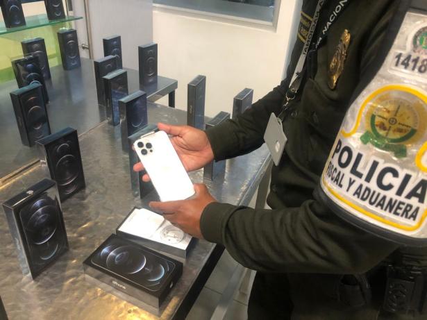 Incautan 40 iPhone 12 de contrabando en un aeropuerto del país