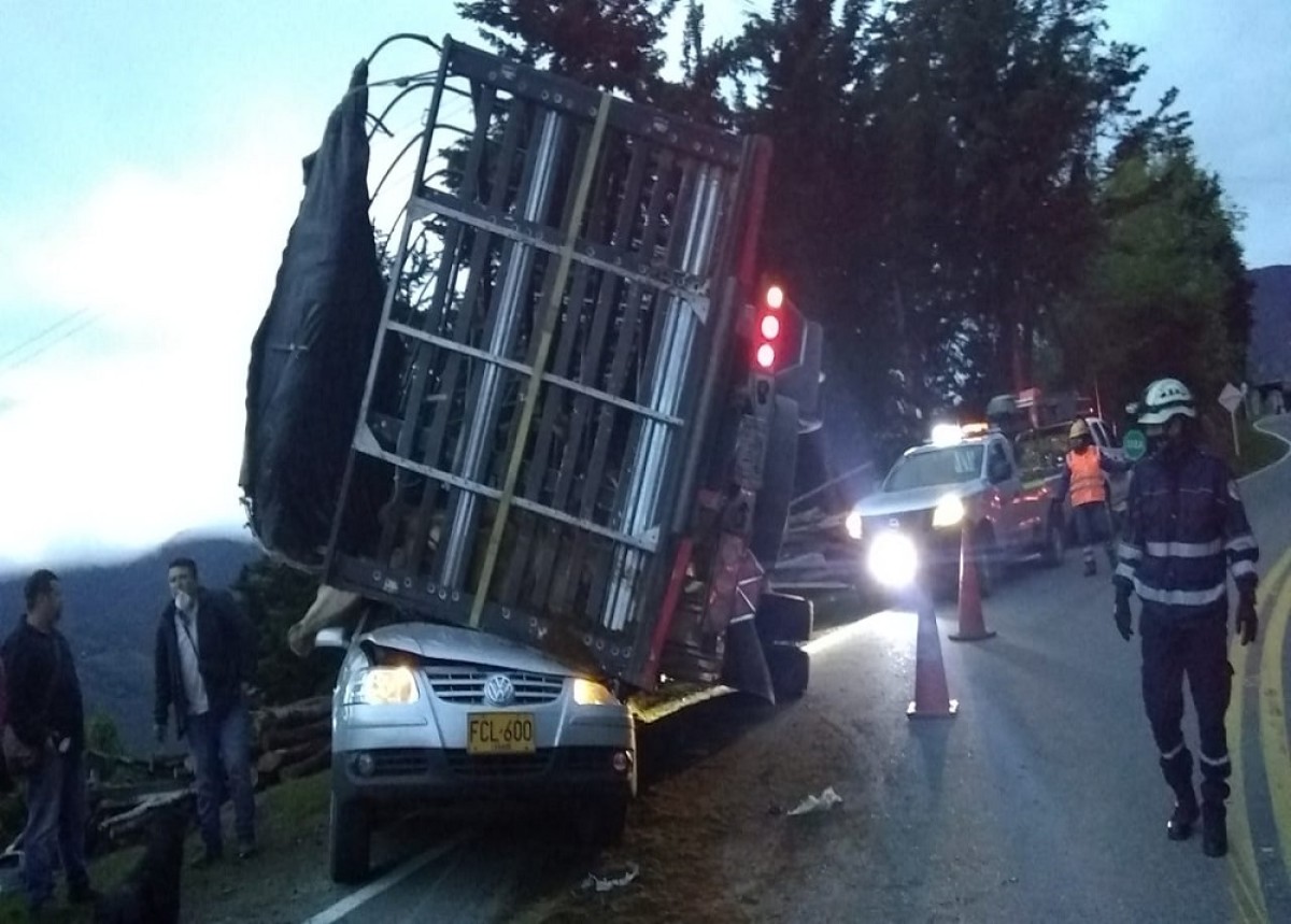 Se salvaron de milagro, camión que transportaba ganado cayó encima de un carro
