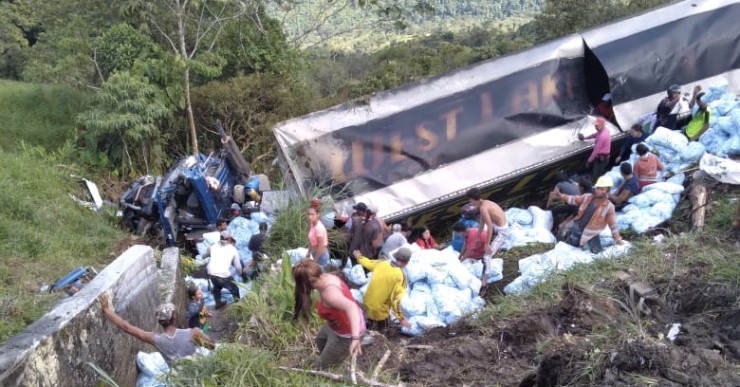 En video, comunidad saqueó camión accidentado que transportaba bolsas de detergentes