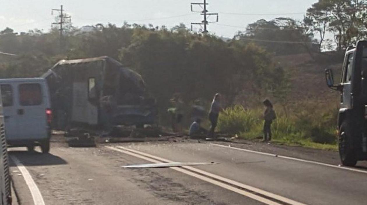 Al menos 37 muertos en Brasil tras aparatoso choque entre bus y un camión