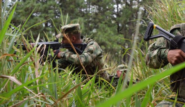 Una mujer habría resultado herida entre combates del Ejército y grupos delincuenciales en Montelíbano