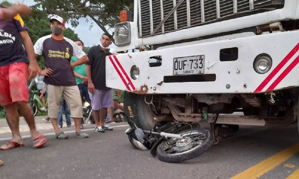 Volvió a nacer: motociclista se salvó de ser arrollado por una tractomula en Sahagún, la moto quedó totalmente destruida