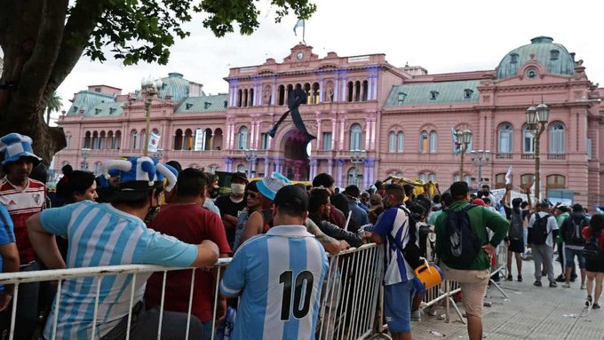 Argentinos despiden a su D10S, centenares de hinchas desfilan frente al féretro de Maradona