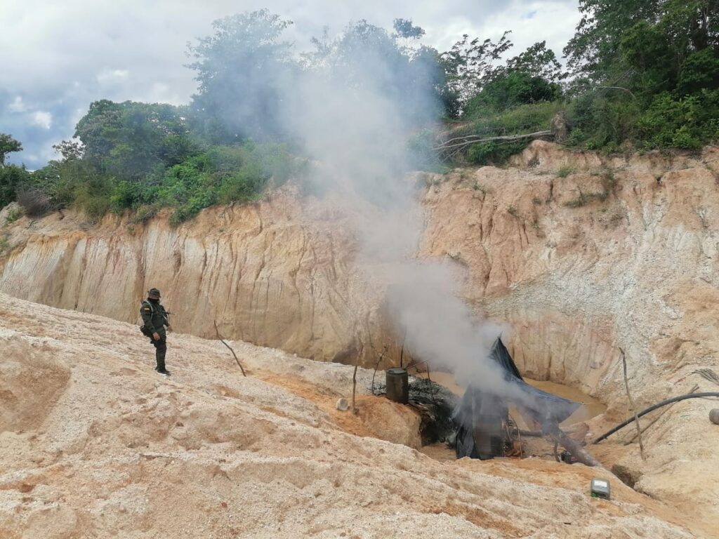 Sin Dios ni ley, dos minas ilegales de extracción de oro operaban en Planeta Rica