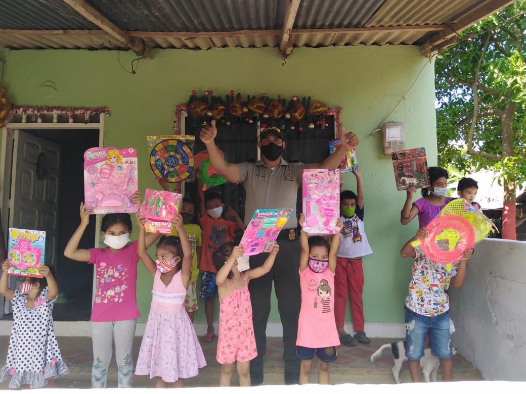 Policía de Montería llevó alegrías y sonrisas a niños con escasos recursos