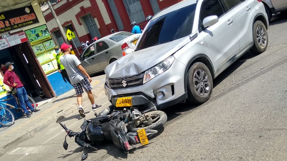 Accidente de tránsito en El Centro de Montería, motociclista se habría volado el semáforo