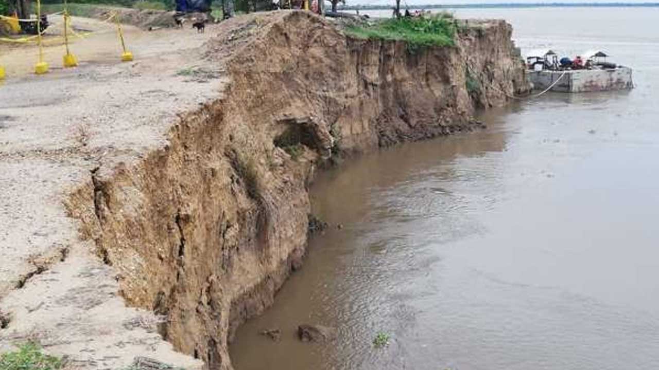 Al menos 20 familias de zona rural en Moñitos se desplazaron por la erosión marina