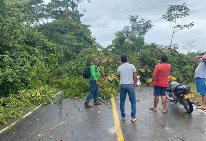 Habitantes de Crucito exigen pavimentación de vía y bloquean acceso a Urrá